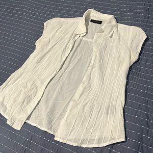 White short sleeve sweater/ blouse, M, with tiny ruffle piping